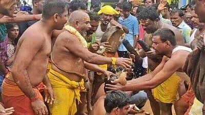 கரூர்: தலையில் தேங்காய் உடைக்கும் திருவிழா!